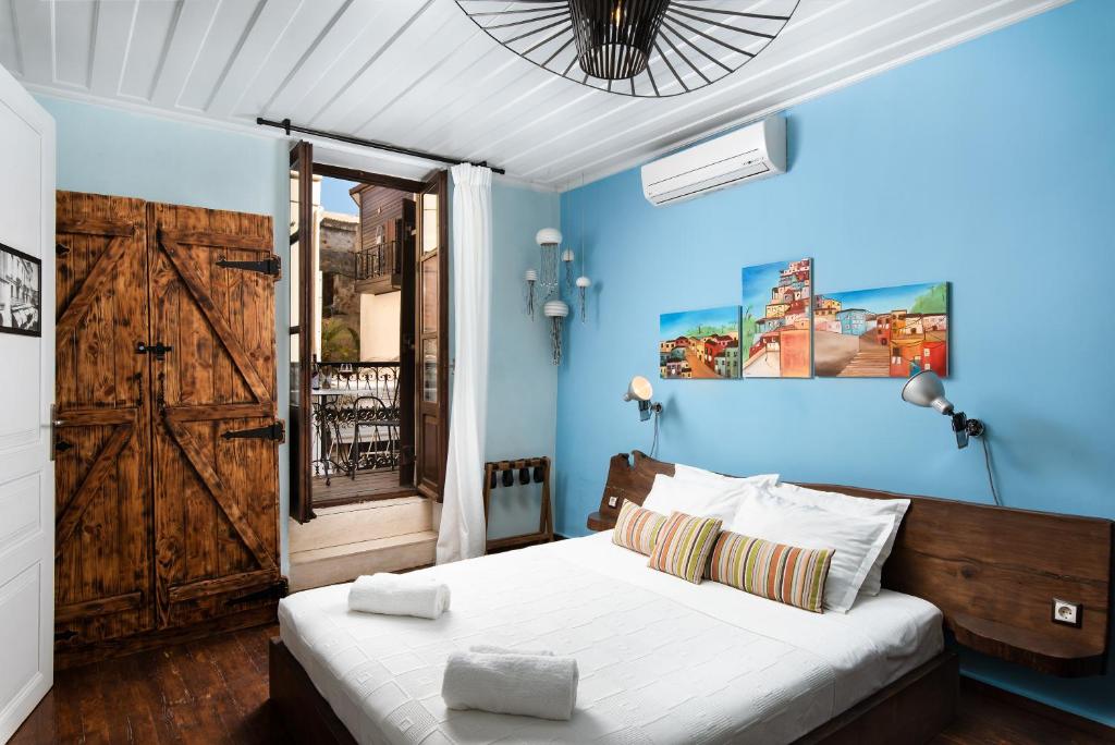干尼亚Favela Living Space的一间卧室配有一张蓝色墙壁和门的床