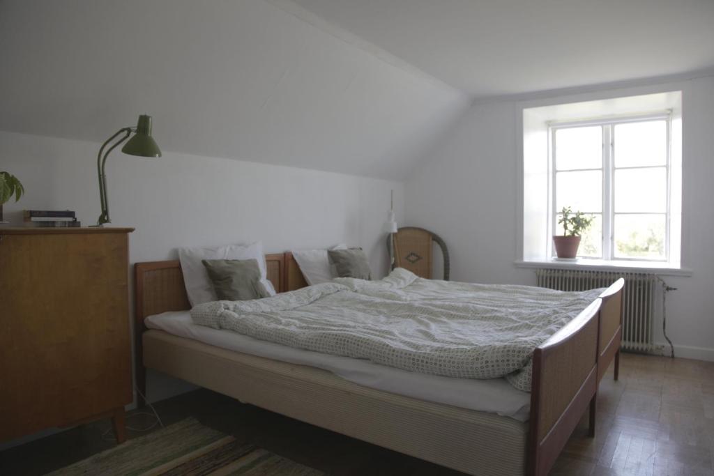 KlintehamnStora Mellings gård的一间卧室设有一张床和一个窗口