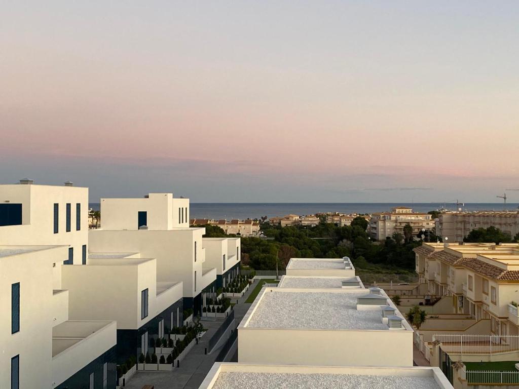 弗拉门卡海滩Playa Flamenca - Turquesa del Mar - great sea view!的白色建筑屋顶的景色