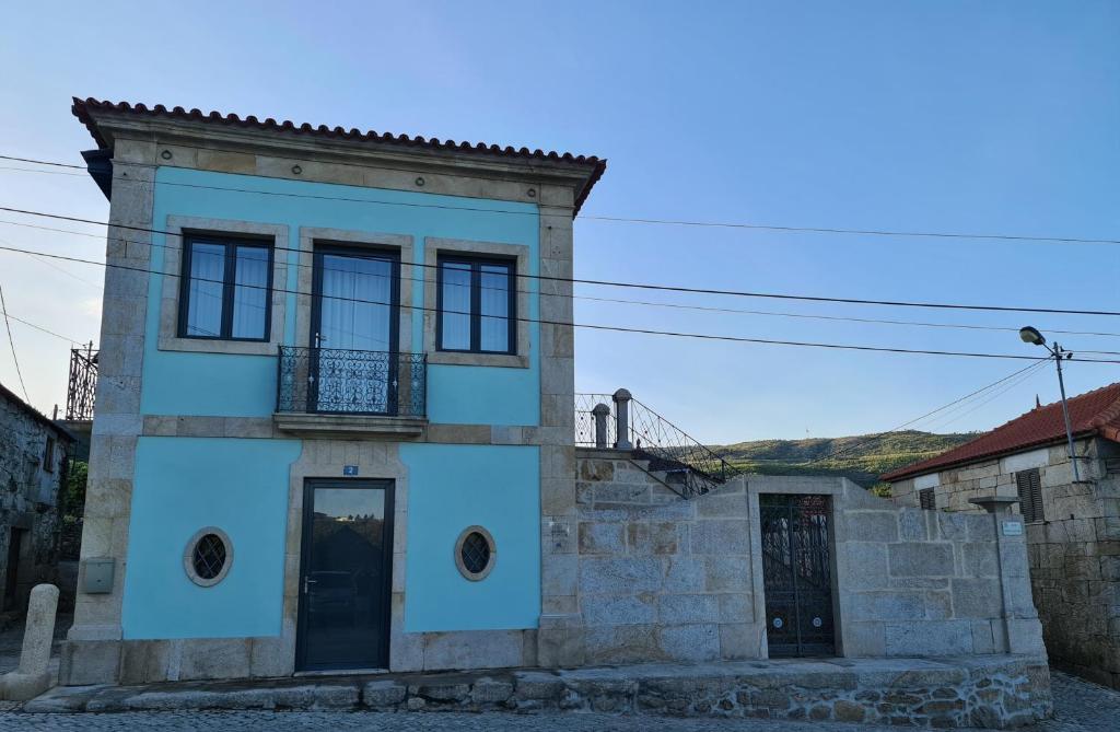 博蒂卡什Casa do Negrões的山中小镇的一座老房子