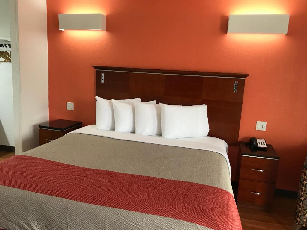 AlmaMotel 6-Alma, AR l-40的一张位于酒店客房的大床,拥有红色的墙壁