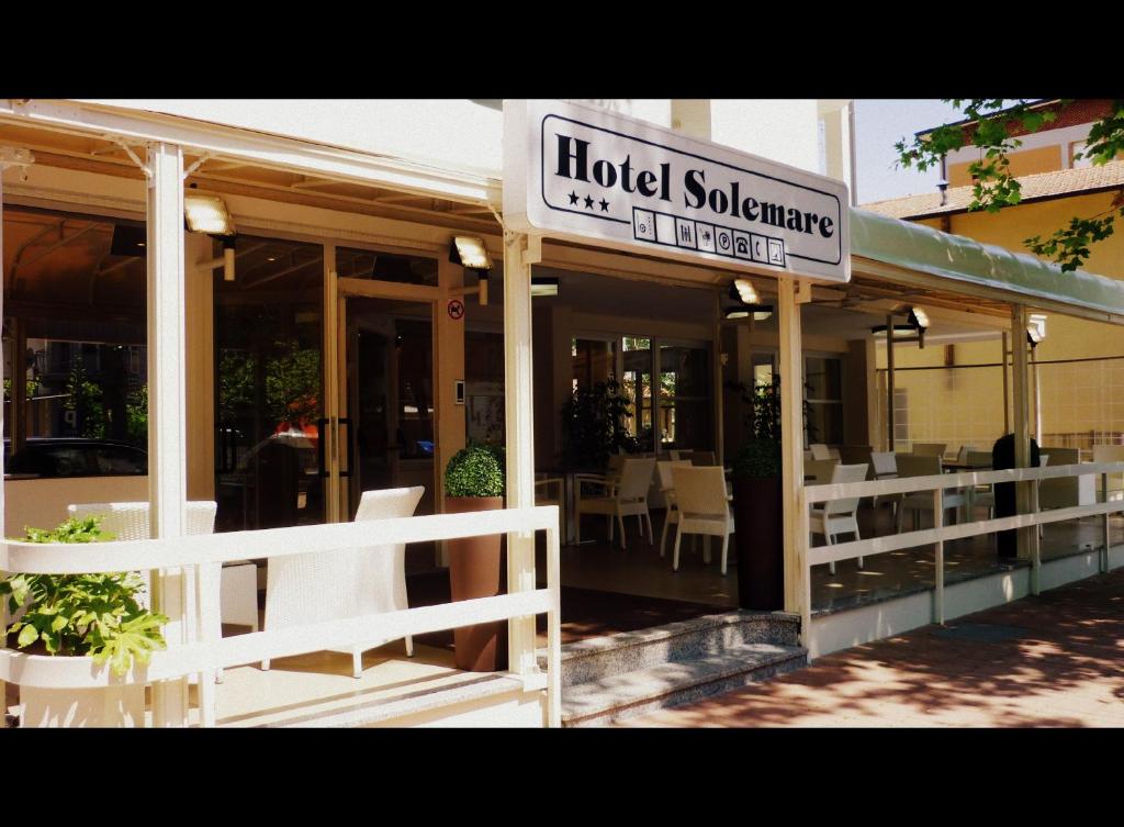 切塞纳蒂科索尔马尔酒店的一间标有读取salazarvelt酒店标志的餐厅