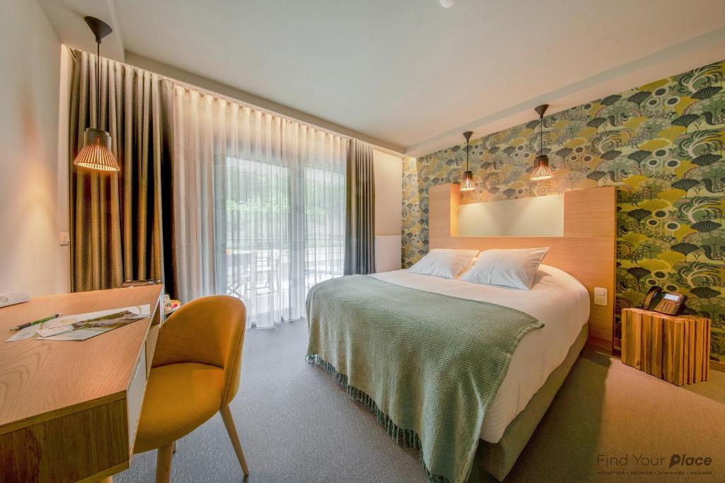 博兰La Libellule的配有一张床、一张书桌和一扇窗户的酒店客房