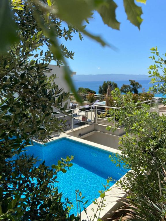 阿雅克修VIzzavona piscine et jacuzzi的一座享有大海美景的树木游泳池