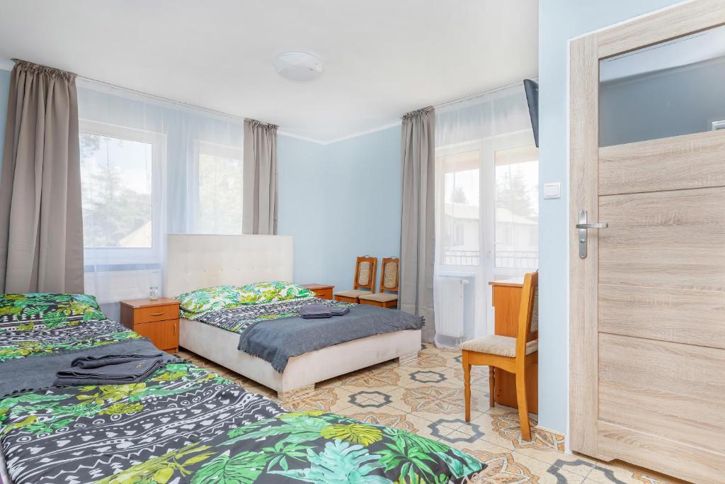 波别罗沃Panorama的一间卧室设有两张床和滑动玻璃门