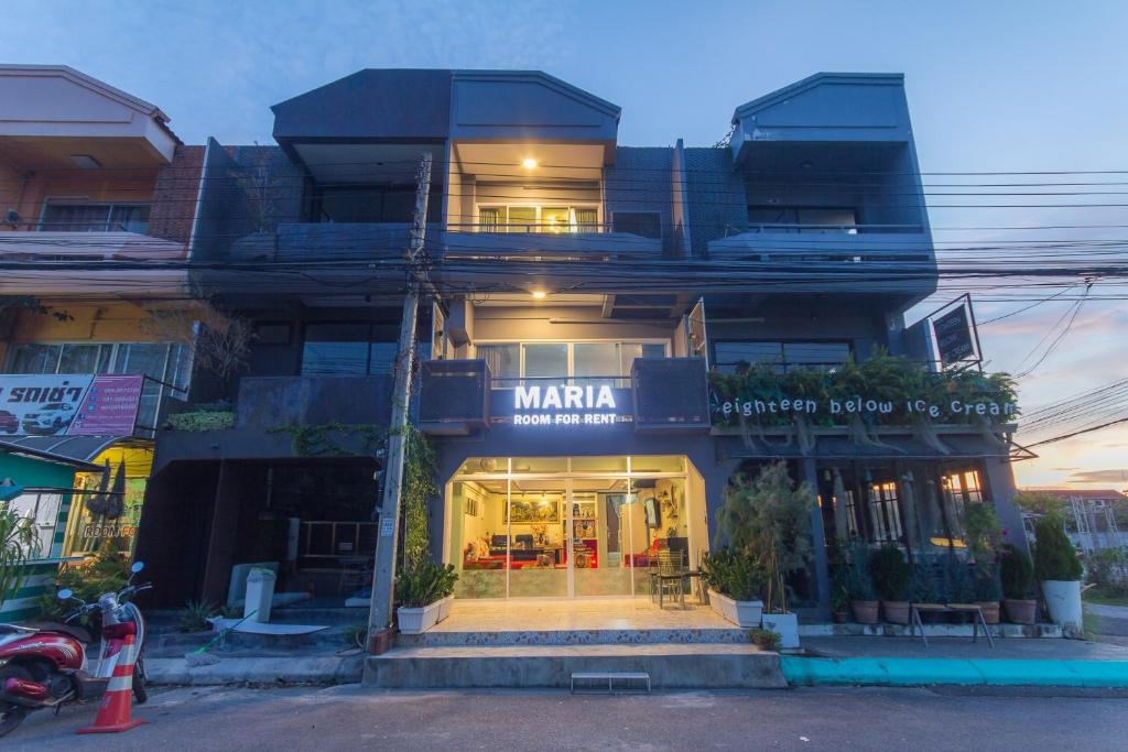 华欣Maria Room HuaHin的前面有商店的建筑