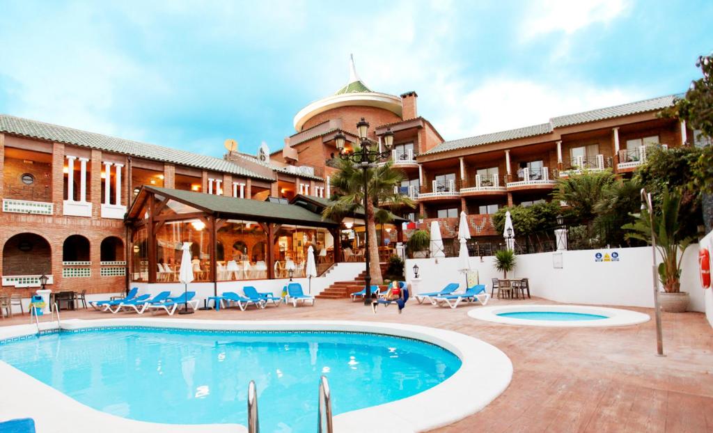 阿利坎特Hotel Boutique Calas de Alicante的大楼前设有游泳池的酒店