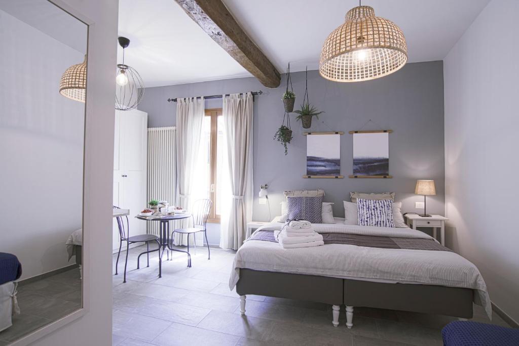 博洛尼亚B&B Il Viaggio Bologna的卧室配有一张床和一张桌子及椅子