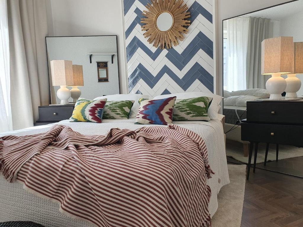 梅拉诺THE MIRROR GUESTHOUSE - TERME MERANO的一间卧室配有一张带大镜子的床