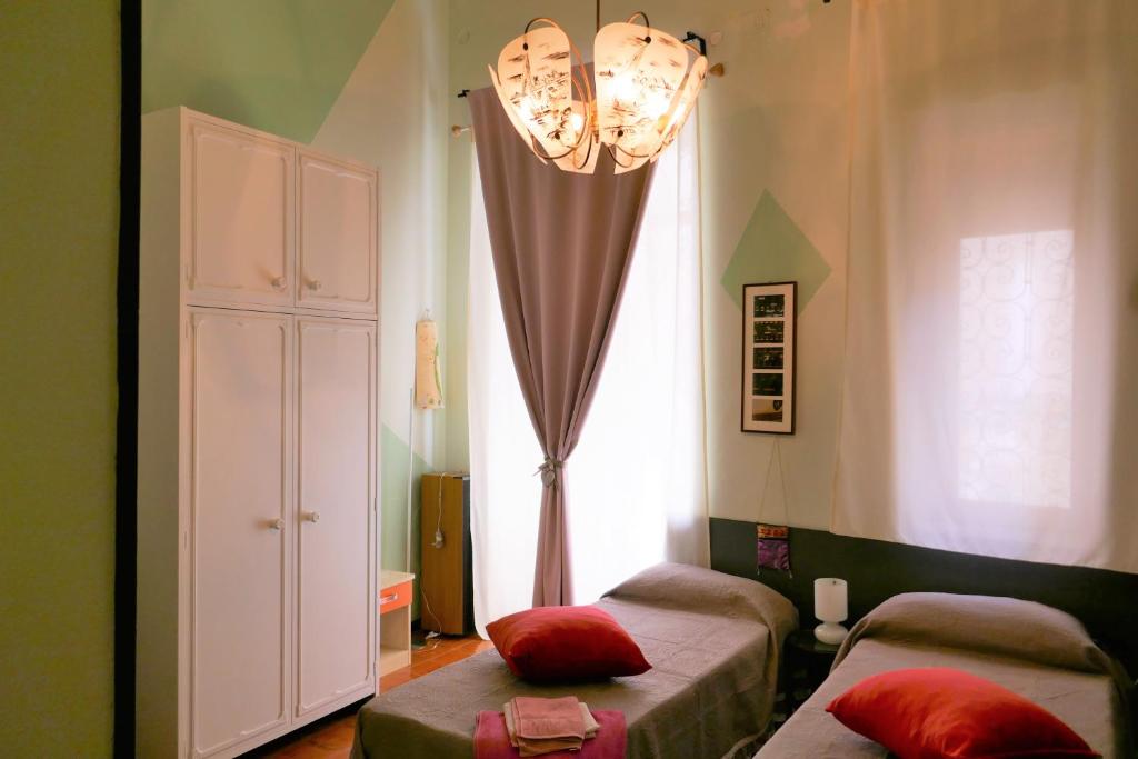 帕蒂Villa Chelia的一间卧室设有两张单人床和一个窗户。