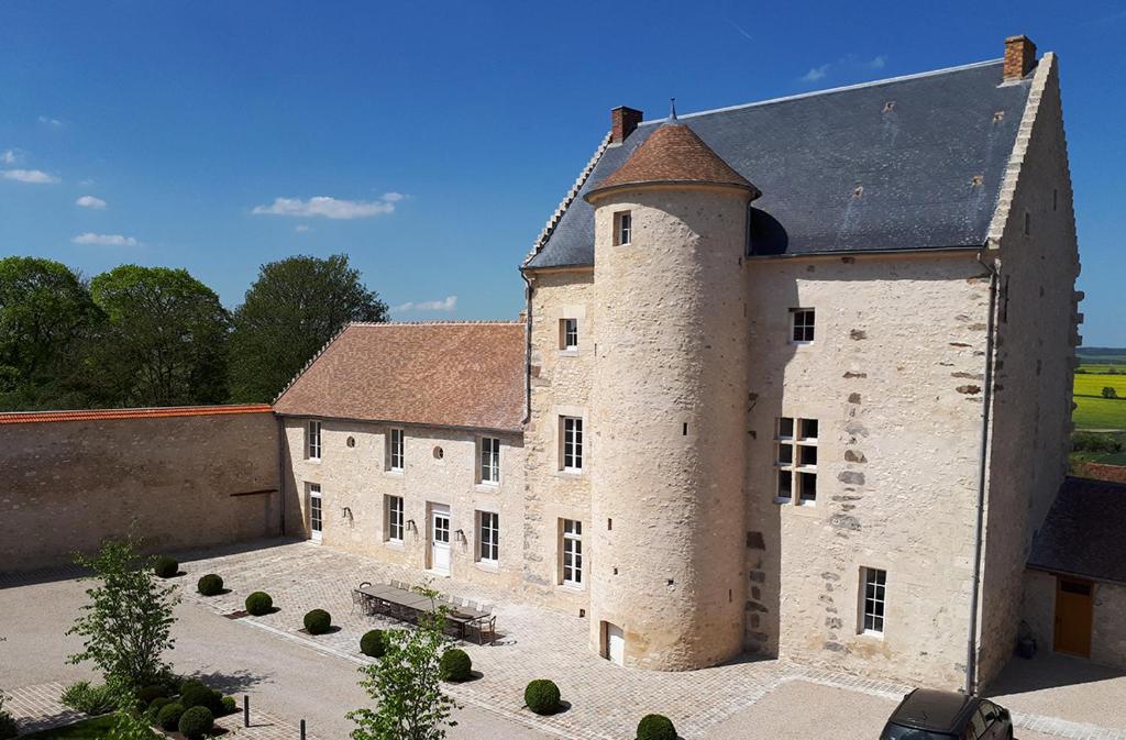 AnthenayFerme du Château的一座有塔的老建筑