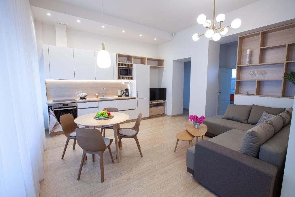 尤尔马拉Apartment near Baltic Sea的客厅以及带沙发和桌子的厨房。