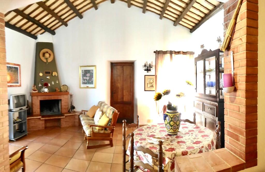 库斯托纳奇Casa Vacanza Siciliana的客厅配有桌子和壁炉