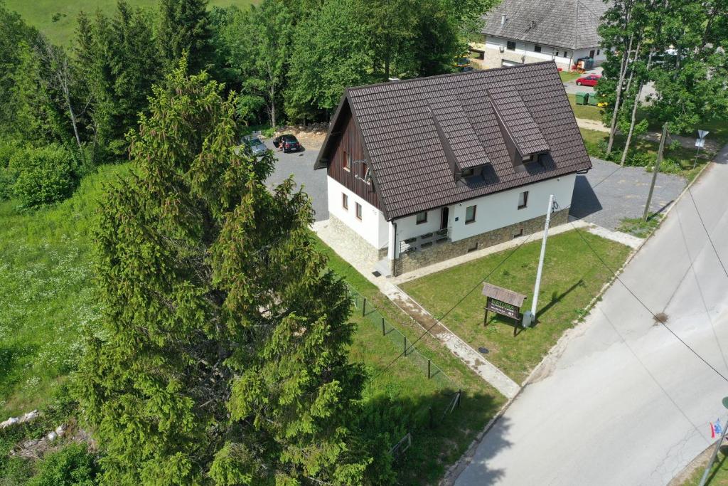 普利特维采湖Natura Plitvice Lakes的享有白色房屋的顶部景色,设有棕色屋顶