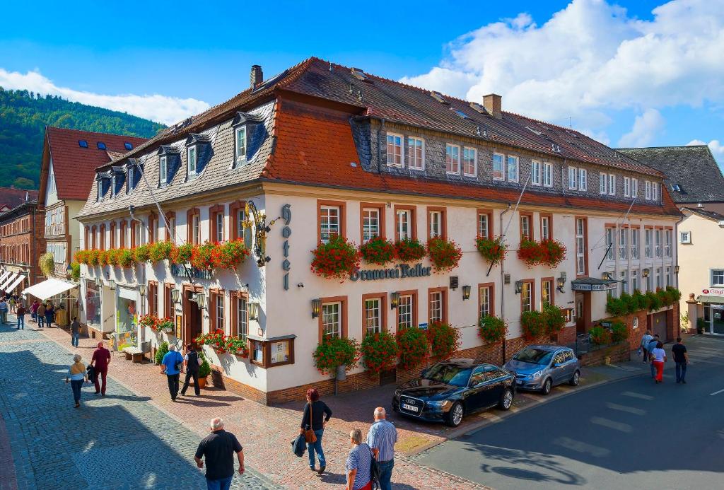 米尔滕贝格Hotel Garni "Brauerei Keller"的一群人沿着镇上的街道走着