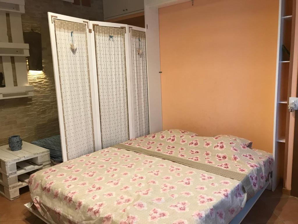 马帝斯兹罗Il Nido del Gabbiano - Riviera Adriatica的一间卧室配有一张带粉红色棉被的床