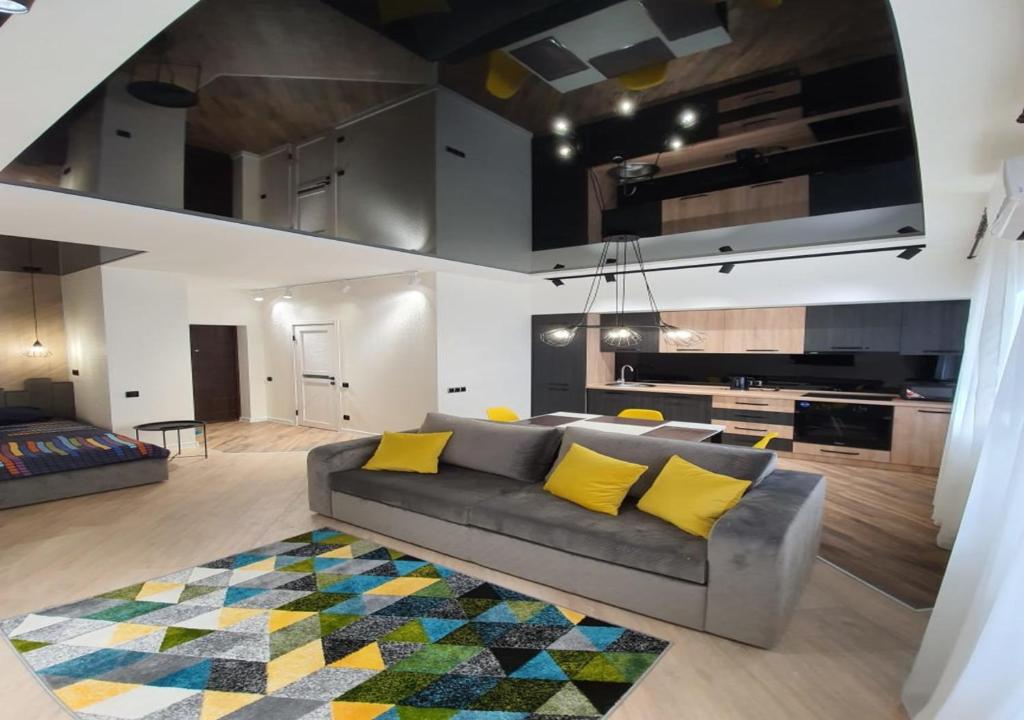 哈尔科夫New Lux apartment 2020的客厅配有灰色的沙发和黄色的枕头。