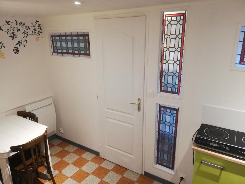 南特P'tite maison atypique avec terrasse的厨房设有白色的门和桌子
