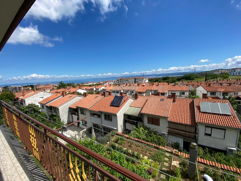 伊佐拉Sobe Kaki in kivi的阳台享有城市美景。