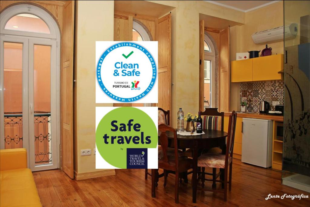 里斯本圣豪尔赫公寓 的一种标志,上面写着清洁安全,在厨房里旅行