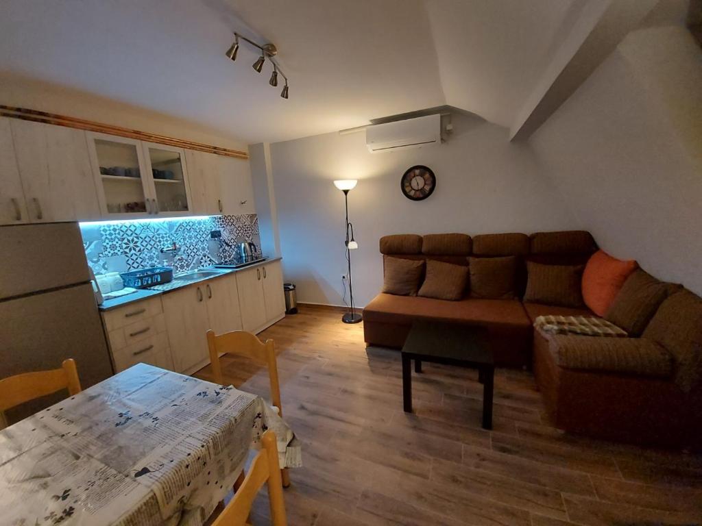 佩鲁恰茨Perucac Apartment的客厅配有沙发和桌子