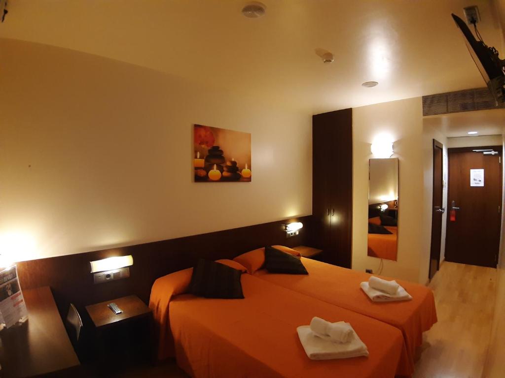 蓬费拉达尼尔瓦纳旅馆的酒店客房,配有两张带毛巾的床