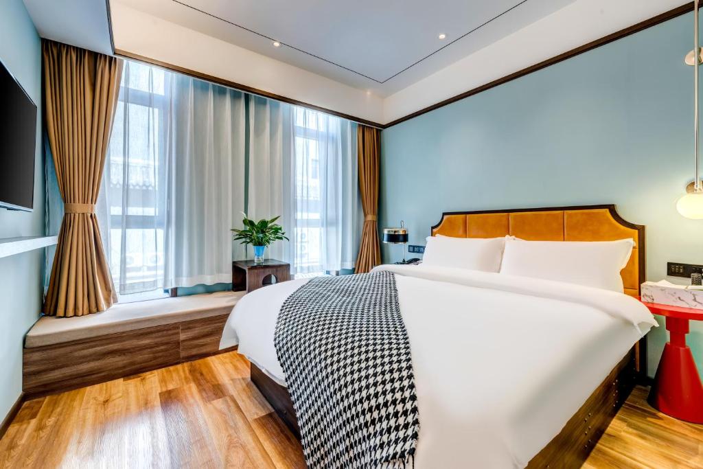 Happy Dragon City Culture Hotel-Tianjin Draum Tower &amp; Dayuecheng shopping mall客房内的一张或多张床位