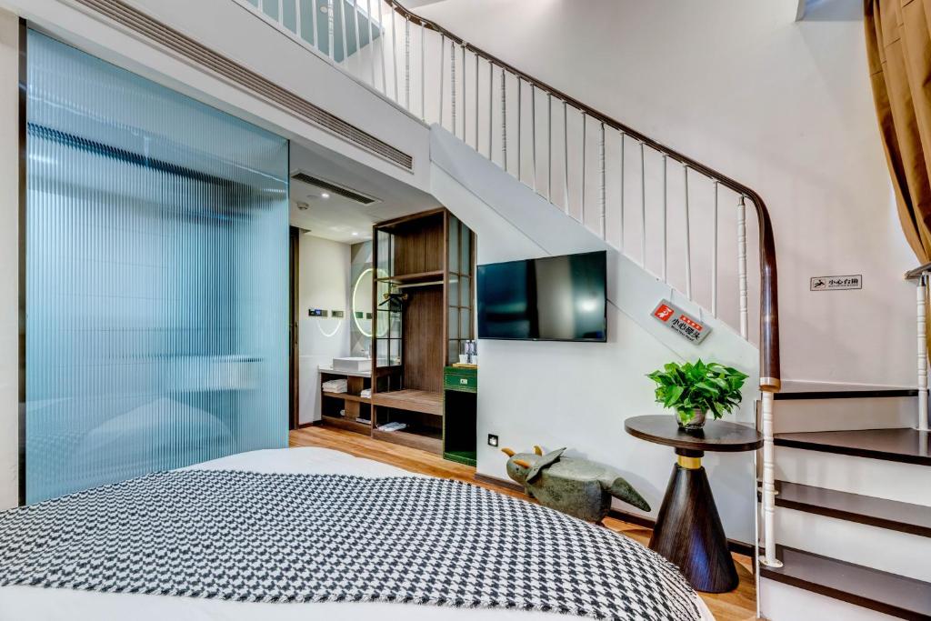 Happy Dragon City Culture Hotel-Tianjin Draum Tower &amp; Dayuecheng shopping mall的电视和&#47;或娱乐中心