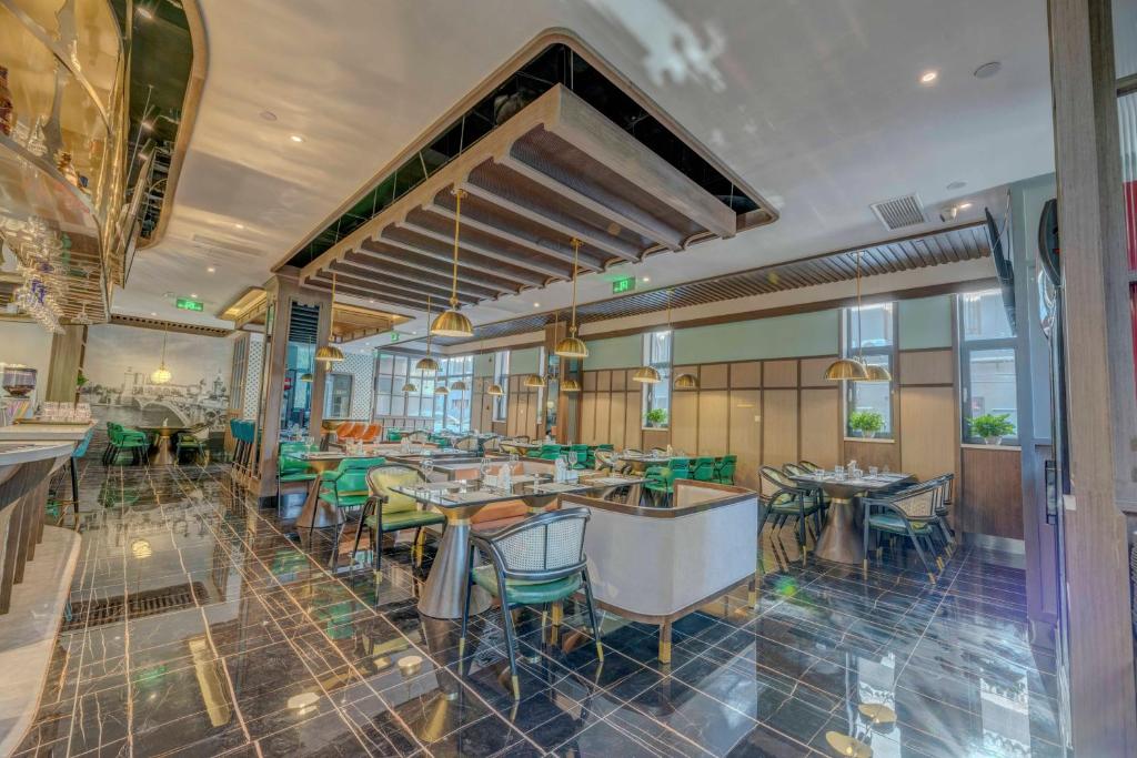 Happy Dragon City Culture Hotel-Tianjin Draum Tower &amp; Dayuecheng shopping mall餐厅或其他用餐的地方