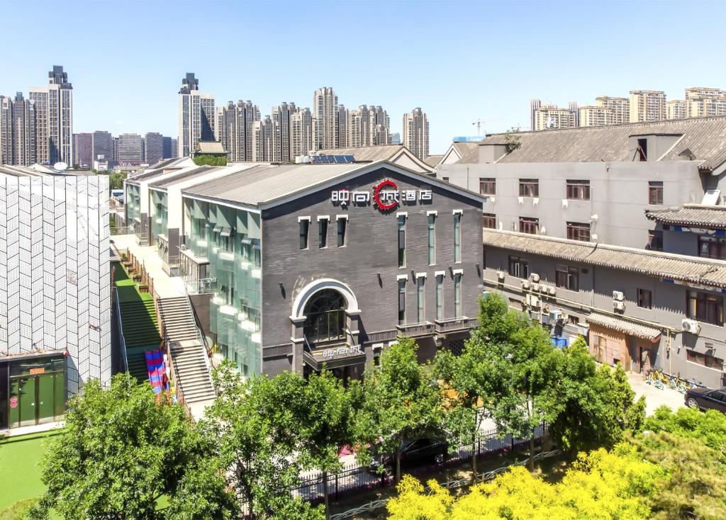 天津Happy Dragon City Culture Hotel-Tianjin Draum Tower &amp; Dayuecheng shopping mall的城市建筑的鸟瞰图