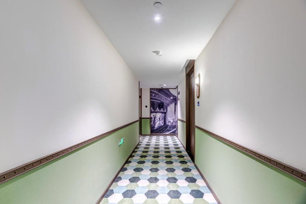 天津Happy Dragon City Culture Hotel-Tianjin Draum Tower &amp; Dayuecheng shopping mall的空房间带检查地板的走廊
