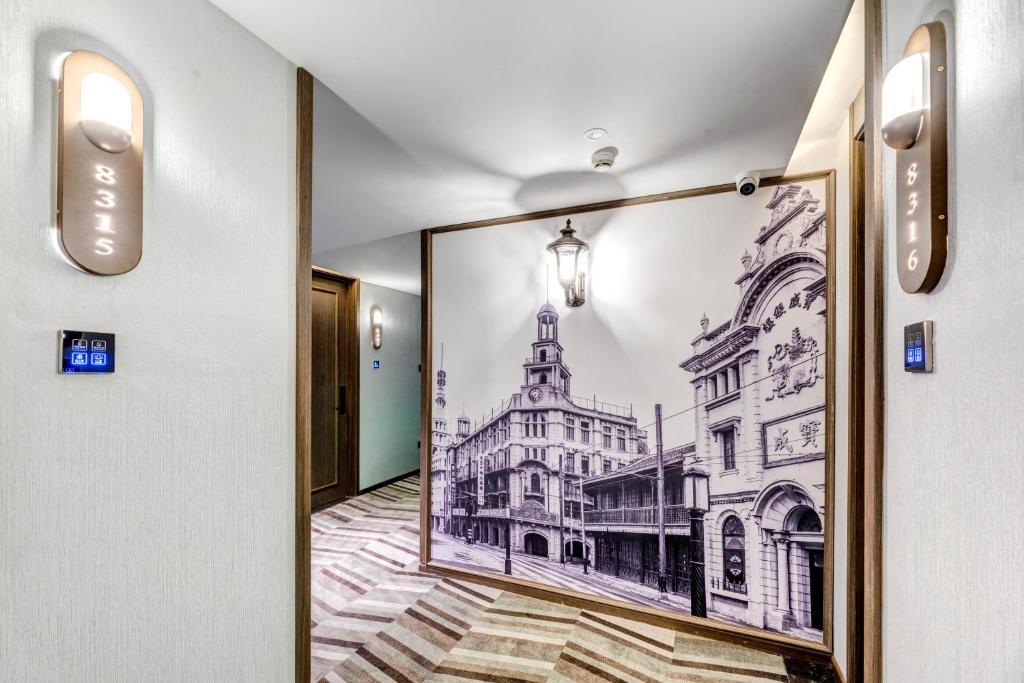 天津Happy Dragon City Culture Hotel-Tianjin Draum Tower &amp; Dayuecheng shopping mall的带有建筑物图纸的走廊