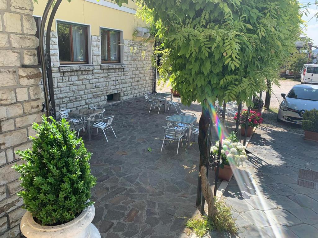 雷扎托拉皮纳酒店的庭院配有桌椅和一棵树