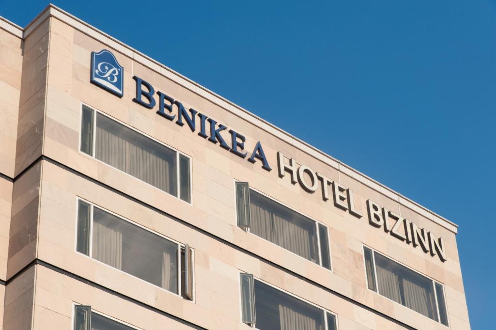 原州市Benikea Hotel Bizinn的上面有标志的建筑