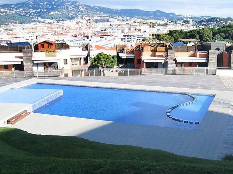 罗列特海岸Sunny apartment Sa Boadella big solarium sea view的一座大型蓝色游泳池,位于一座建筑的顶部