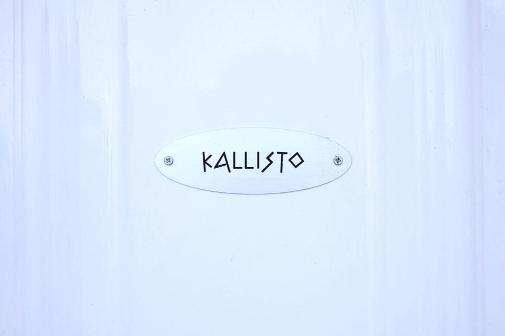 奥林匹亚达Kallisto • Ancient Stagira Apts • Chalkidiki的白色冲浪板上写着“卡利库”字样