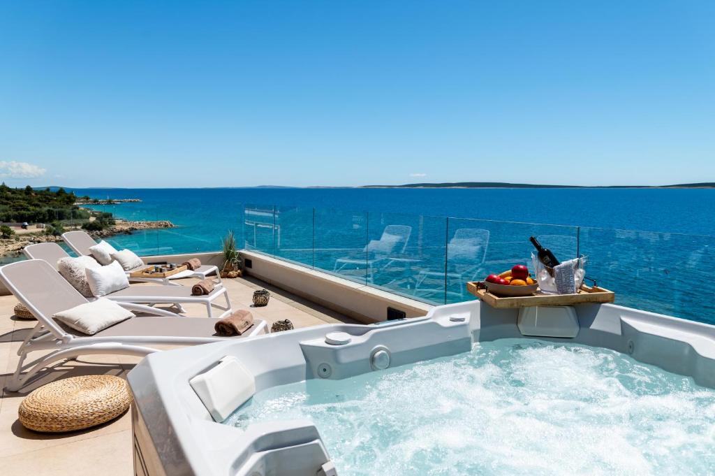 曼德雷Villa Natura luxury apartments的海景阳台上的热水浴池