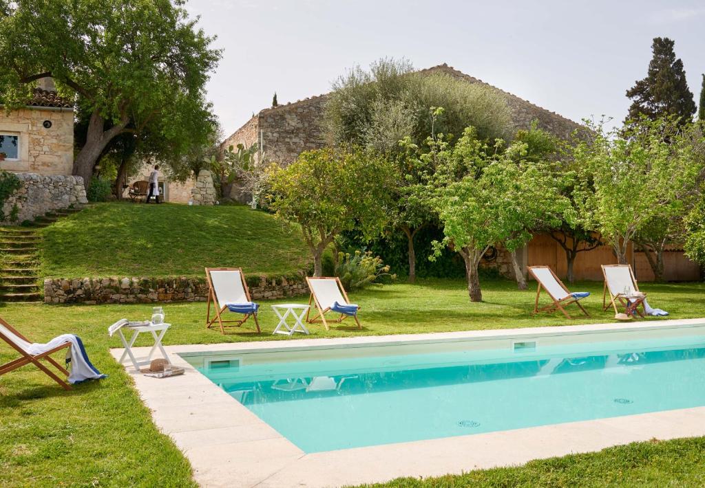 维多利亚Baglio Occhipinti的一座房子的院子内的游泳池