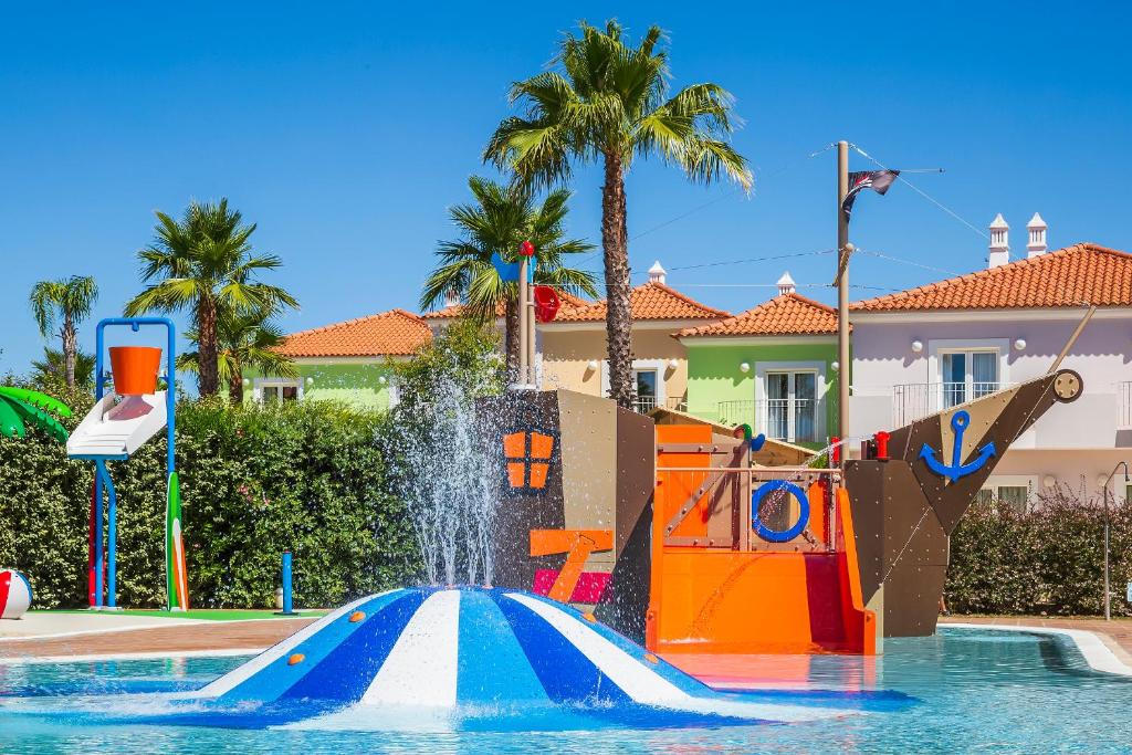 阿尔布费拉亚当度假酒店的度假村游泳池的水滑梯