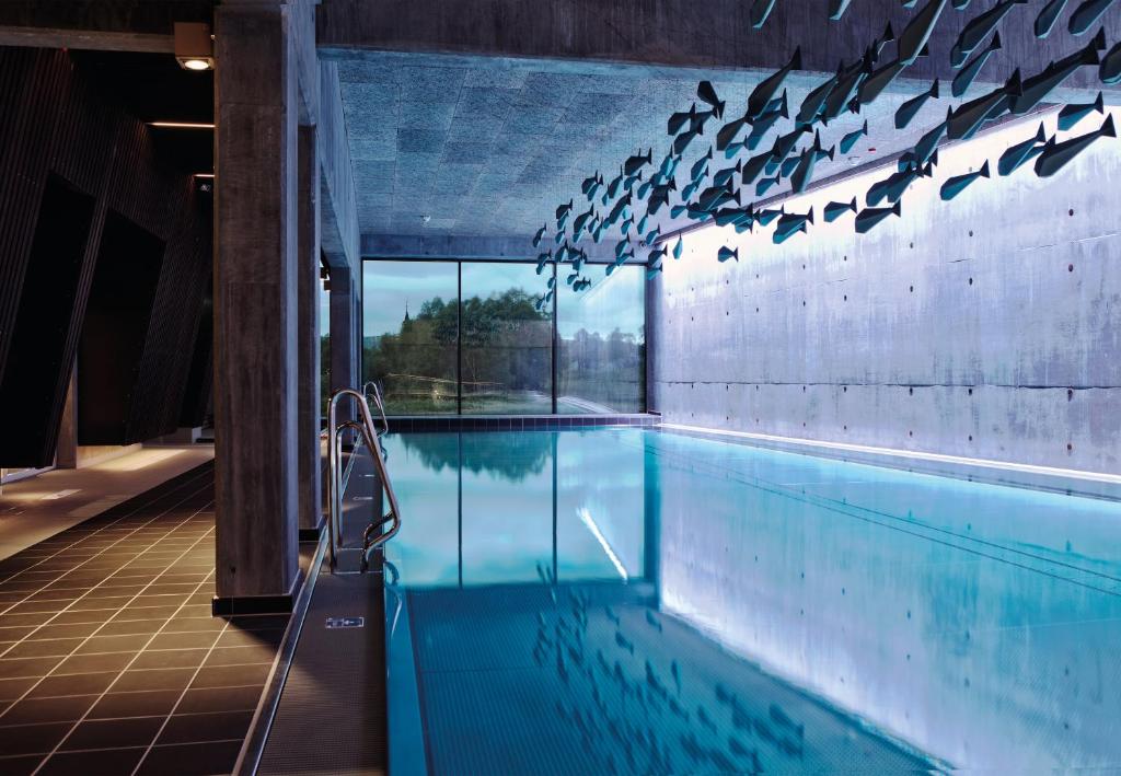 勒罗斯勒罗斯酒店 - 巴德维尔瓦尔的享有水景的游泳池