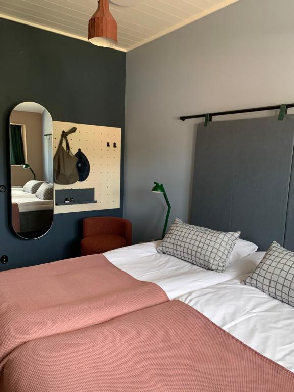 GrundsundGrundéns Hotell的一间卧室配有两张床和镜子