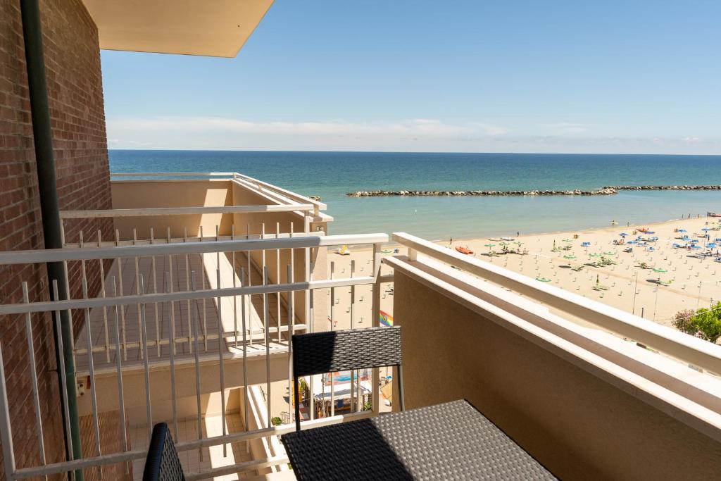 贝拉里亚-伊贾马里纳Residenza Las Vegas的享有海滩美景的阳台