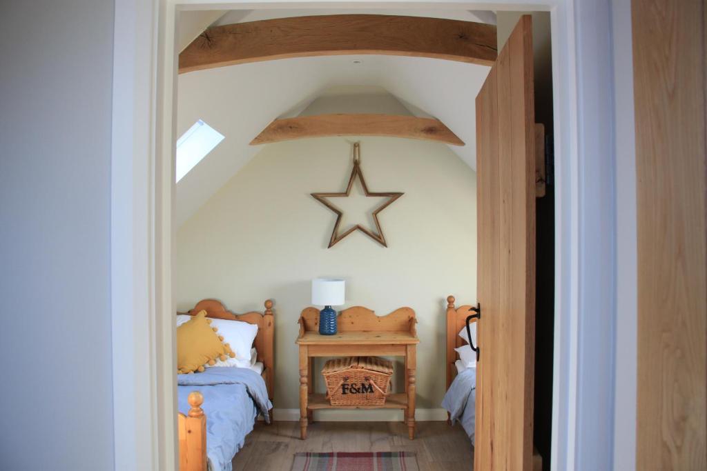 比灵斯赫斯特Charming and luxury retreats on our farm的卧室配有一张床,墙上有一星星
