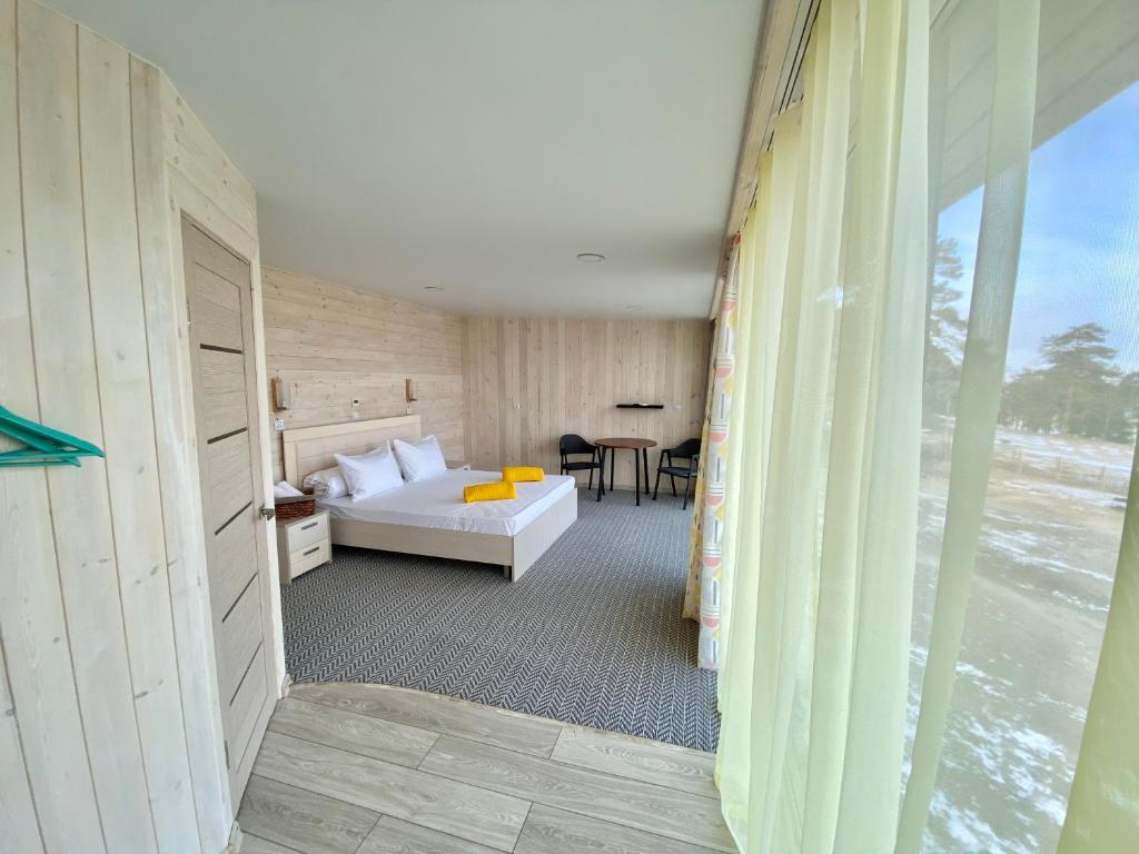 胡日尔Villa Malina Olkhon Baikal的一间带床的卧室,位于带窗户的房间内