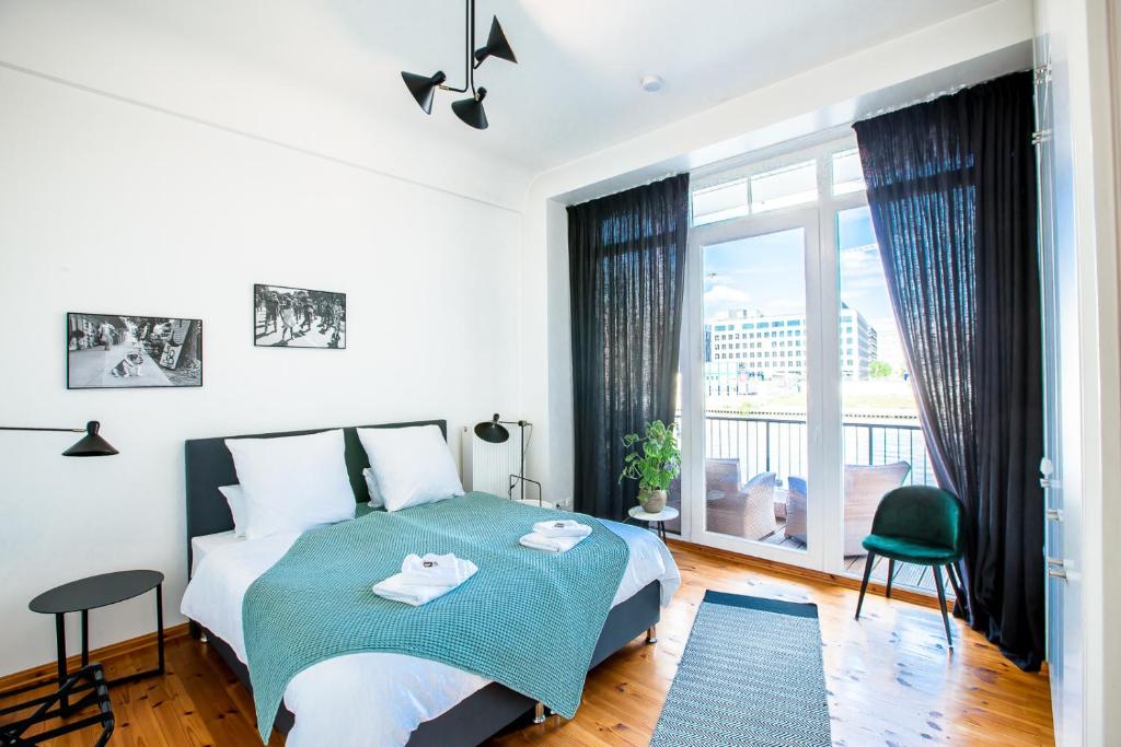 柏林Family-friendly Waterfront Loft, 3 Bedrooms, 130 m2的一间卧室设有一张床和一个大窗户