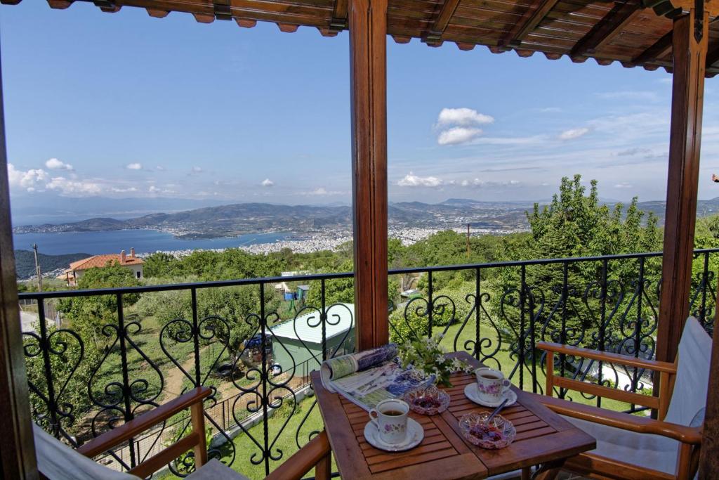 波尔塔里亚IATROU HOUSE- villa WITH INCREDIBLE VIEW的海景阳台上的桌子