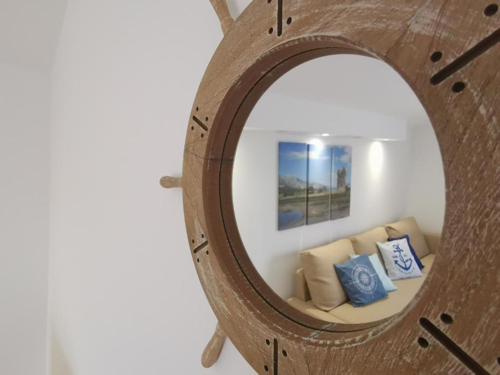 斯塔利格拉德-帕克利尼卡Apartment Old Town Starigrad Paklenica的一张沙发的木镜子