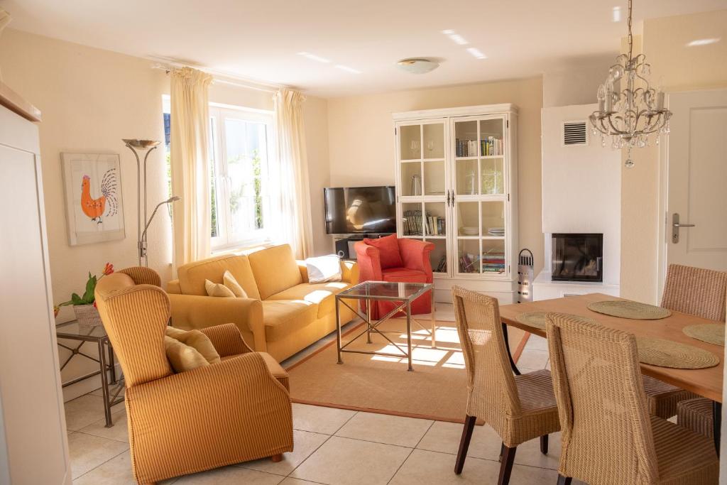 朗克维茨Familienidyll - Komfort, riesiger Garten & Badespaß的客厅配有沙发和桌子