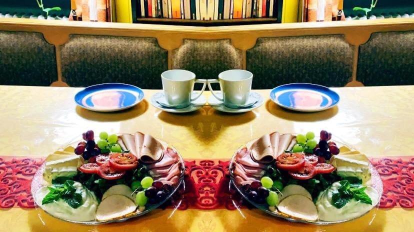 施皮格劳Pension Waldblick的一张桌子,上面放着两盘食物和两杯眼镜