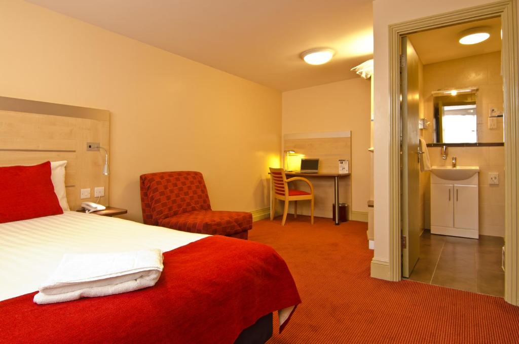 伦敦Comfort Inn Edgware Road的一间酒店客房 - 带一张床和一间浴室